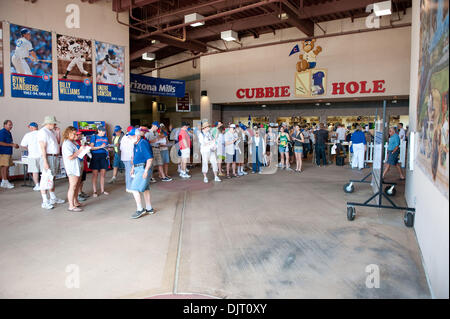 22. März 2010 - Mesa, Arizona, USA - 22. März 2010: Baseball-Fans auf ein Whiteboard mit heutigen Aufstellungen vor einem Cactus League Treffen zwischen den Indianern und Cubs HoHoKam Park in Mesa, Arizona... Obligatorische Credit: Andrew Fielding / Southcreek Global (Kredit-Bild: © Andrew Fielding/Southcreek Global/ZUMApress.com) Stockfoto