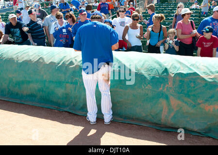 22. März 2010 - Mesa, Arizona, USA - 22. März 2010: Kevin Millar, der Cubs, wird von den Fans gejagt, da er Autogramme vor einem Cactus League Treffen zwischen den Indianern und Cubs HoHoKam Park in Mesa, Arizona unterschreibt... Obligatorische Credit: Andrew Fielding / Southcreek Global (Kredit-Bild: © Andrew Fielding/Southcreek Global/ZUMApress.com) Stockfoto