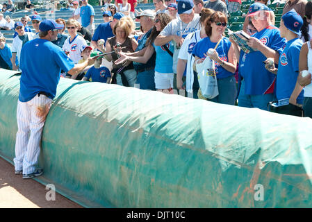 22. März 2010 - Mesa, Arizona, USA - 22. März 2010: die jungen Kevin Millar unterschreibt Fans Erinnerungsstücke vor einem Cactus League Matchup zwischen Indianern und Cubs HoHoKam Park in Mesa, Arizona... Obligatorische Credit: Andrew Fielding / Southcreek Global (Kredit-Bild: © Andrew Fielding/Southcreek Global/ZUMApress.com) Stockfoto