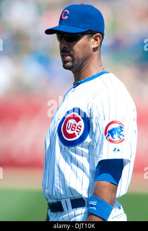 22. März 2010 - Mesa, Arizona, USA - 22. März 2010: die Cubs erster Basisspieler Derrek Lee (25) vor einem Cactus League Matchup zwischen Indianern und Cubs, gewonnen von den Indianern 9-2 HoHoKam Park in Mesa, Arizona... Obligatorische Credit: Andrew Fielding / Southcreek Global (Kredit-Bild: © Andrew Fielding/Southcreek Global/ZUMApress.com) Stockfoto