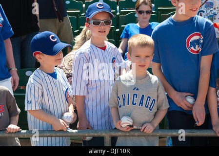 22. März 2010 - Mesa, Arizona, USA - 22. März 2010: Kinder erwarten Spieler auf dem Feld kommen um Autogramme vor einem Cactus League Treffen zwischen den Indianern und Cubs HoHoKam Park in Mesa, Arizona... Obligatorische Credit: Andrew Fielding / Southcreek Global (Kredit-Bild: © Andrew Fielding/Southcreek Global/ZUMApress.com) Stockfoto