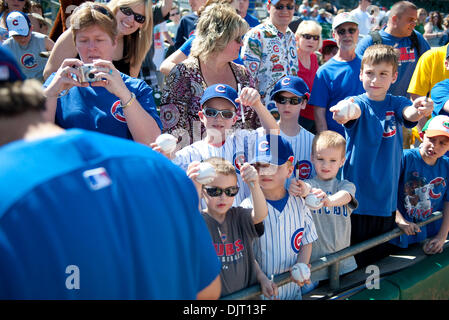 22. März 2010 - Mesa, Arizona, USA - 22. März 2010: Fans Flehen um Kevin Millar, melden Sie ihre Gegenstände vor einem Cactus League Treffen zwischen den Indianern und Cubs HoHoKam Park in Mesa, Arizona zu bekommen... Obligatorische Credit: Andrew Fielding / Southcreek Global (Kredit-Bild: © Andrew Fielding/Southcreek Global/ZUMApress.com) Stockfoto