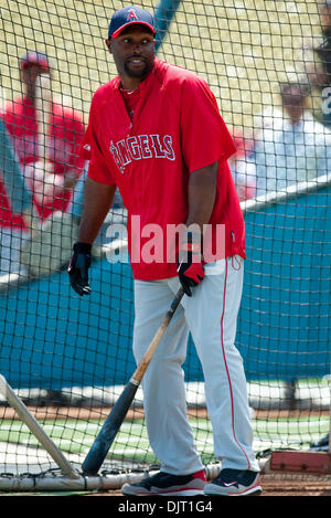 3. April 2010 - Los Angeles, Kalifornien, USA - 3. April 2010: Engel des Torii Hunter (#48) tanzt vor einem Vorsaison Matchup zwischen den Los Angeles Angels of Anaheim und die Los Angeles Dodgers im Dodger Stadium in Los Angeles, Kalifornien. . Obligatorische Credit: Andrew Fielding / Southcreek Global (Kredit-Bild: © Andrew Fielding/Southcreek Global/ZUMApress.com) Stockfoto