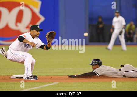 12. April 2010 - Toronto, Ontario, Kanada - 12. April 2010: Chicago White Sox linker Feldspieler Juan Pierre (1) sieht man erfolgreich zweiten Base zu stehlen, während Schiebetüren unter dem Tag der Toronto Blue Jays Shortstop Alex Gonzalez (11) an das Rogers Centre in Toronto, Ontario. (Kredit-Bild: © Adrian Gauthier/Southcreek Global/ZUMApress.com) Stockfoto