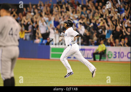 12. April 2010 - Toronto, Ontario, Kanada - 12. April 2010: Toronto Blue Jays Center Fielder Vernon Wells (10) gilt die Rundung der Basen nach der Kollision eines Home Run aus der Chicago White Sox Krug Jake Peavy (44) während der 3. Inning der Blue Jays home Opener im Rogers Centre in Toronto, Ontario ab. (Kredit-Bild: © Adrian Gauthier/Southcreek Global/ZUMApress.com) Stockfoto