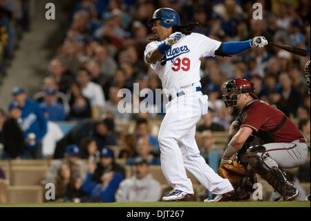 14. April 2010 - Los Angeles, Kalifornien, USA - 14. April 2010: Dodgers linker Feldspieler Manny Ramirez (99) folgt durch seine Schaukel. Die Diamondbacks besiegte die Dodgers in einem 11 Inning Spiel, 9-7, im Dodger Stadium in Los Angeles, Kalifornien... Obligatorische Credit: Andrew Fielding / Southcreek Global (Kredit-Bild: © Andrew Fielding/Southcreek Global/ZUMApress.com) Stockfoto