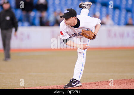 15. April 2010 - Toronto, Ontario, Kanada - 15. April 2010 Toronto, Ontario: Toronto Blue Jays Relief Pitcher Jason Frasor #54 entlädt sich in der Spitze des 9. Innings auf dem Weg zu einem 7: 3-Sieg über die Chicago White Sox im Rogers Centre in Toronto, Ontario. (Kredit-Bild: © Darren Adler/Southcreek Global/ZUMApress.com) Stockfoto