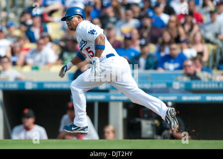 17. April 2010 - Los Angeles, Kalifornien, USA - 17. April 2010: Los Angeles Dodgers Shortstop Rafael Furcal (15) wird nach der Kollision mit eines Boden-Balls zu zuerst ausgeführt. Die Los Angeles Dodgers waren Shutout von der San Francisco Giants, 9-0, im Dodger Stadium in Los Angeles, Kalifornien. . Obligatorische Credit: Andrew Fielding / Southcreek Global (Kredit-Bild: © Andrew Fielding/Southcreek Global/ZUMAp Stockfoto