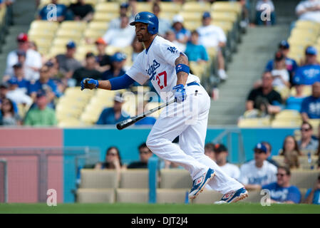 17. April 2010 - Los Angeles, Kalifornien, USA - 17. April 2010: Los Angeles Dodgers Center Fielder Matt Kemp (27) beobachtet, wie ein Ball er trifft gefangen ist. Die Los Angeles Dodgers waren Shutout von der San Francisco Giants, 9-0, im Dodger Stadium in Los Angeles, Kalifornien. . Obligatorische Credit: Andrew Fielding / Southcreek Global (Kredit-Bild: © Andrew Fielding/Southcreek Global/ZUMApress. Stockfoto