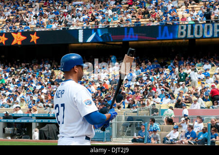 17. April 2010 - Los Angeles, Kalifornien, USA - 17. April 2010: Los Angeles Dodgers Center Fielder Matt Kemp (27) bereitet sich im Kreis auf dem Deck im vierten Inning Fledermaus. Die Los Angeles Dodgers waren Shutout von der San Francisco Giants, 9-0, im Dodger Stadium in Los Angeles, Kalifornien. . Obligatorische Credit: Andrew Fielding / Southcreek Global (Kredit-Bild: © Andrew Fielding/Sou Stockfoto