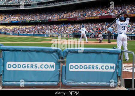 17. April 2010 - Los Angeles, Kalifornien, USA - 17. April 2010: Los Angeles Dodgers Center Fielder Matt Kemp (27) steht auf bat während linker Feldspieler Garret Anderson (9) wartet auf seine Chance, in der auf Deck-Kreis getroffen. Die Los Angeles Dodgers waren Shutout von der San Francisco Giants, 9-0, im Dodger Stadium in Los Angeles, Kalifornien. . Obligatorische Credit: Andrew Fielding / Southcreek Glob Stockfoto