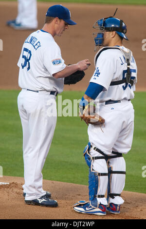 29. April 2010 - Los Angeles, Kalifornien, USA - 30. April 2010: Los Angeles Schwindler Krug Tschad Billingsley (58) Chats mit Los Angeles Schwindler Catcher Russell Martin (55) auf dem Hügel ab. Die Pittsburgh Pirates verlor gegen die Los Angeles Dodgers 6-2, im Dodger Stadium in Los Angeles, Kalifornien.  . Obligatorische Credit: Andrew Fielding / Southcreek Global (Kredit-Bild: © Andrew Fiel Stockfoto