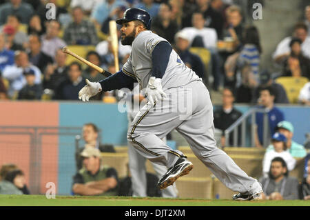 29. April 2010 - Los Angeles, Kalifornien, USA - 5. Mai 2010: Milwaukee Brewers erster Basisspieler Prinz Fielder (28) trifft eine Infield Single der Krug. Die Milwaukee Brewers gegen die Los Angeles Dodgers 11-3, im Dodger Stadium in Los Angeles, Kalifornien.  . Obligatorische Credit: Andrew Fielding / Southcreek Global (Kredit-Bild: © Andrew Fielding/Southcreek Global/ZUMApress.com) Stockfoto