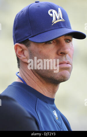 29. April 2010 - Los Angeles, Kalifornien, USA - 5. Mai 2010: Milwaukee Brewers Recht Fielder Jim Edmonds (15) während der Praxis zu zucken. Die Milwaukee Brewers gegen die Los Angeles Dodgers 11-3, im Dodger Stadium in Los Angeles, Kalifornien.  . Obligatorische Credit: Andrew Fielding / Southcreek Global (Kredit-Bild: © Andrew Fielding/Southcreek Global/ZUMApress.com) Stockfoto