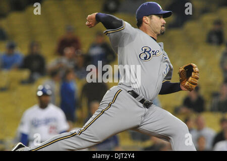 29. April 2010 - Los Angeles, Kalifornien, USA - 5. Mai 2010: Milwaukee Brewers ab Krug Jeff Suppan (37) in Relief Stellplätze. Die Milwaukee Brewers gegen die Los Angeles Dodgers 11-3, im Dodger Stadium in Los Angeles, Kalifornien.  . Obligatorische Credit: Andrew Fielding / Southcreek Global (Kredit-Bild: © Andrew Fielding/Southcreek Global/ZUMApress.com) Stockfoto