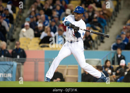 29. April 2010 - Los Angeles, Kalifornien, USA - 29. April 2010: Los Angeles Dodgers ausgelassen Fielder Garret Anderson (9) Garten zum zweiten. Die Pittsburgh Pirates besiegten die Los Angeles Dodgers, 2-0, im Dodger Stadium in Los Angeles, Kalifornien.  . Obligatorische Credit: Andrew Fielding / Southcreek Global (Kredit-Bild: © Andrew Fielding/Southcreek Global/ZUMApress.com) Stockfoto