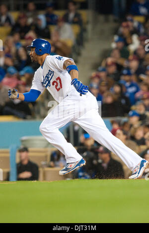 29. April 2010 - Los Angeles, Kalifornien, USA - 29. April 2010: Los Angeles Dodgers Center Fielder Matt Kemp (27) Köpfe erst nach Vereinzelung zu Rightfield. Die Pittsburgh Pirates besiegten die Los Angeles Dodgers, 2-0, im Dodger Stadium in Los Angeles, Kalifornien.  . Obligatorische Credit: Andrew Fielding / Southcreek Global (Kredit-Bild: © Andrew Fielding/Southcreek Global/ZUMApress.c Stockfoto