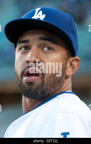 29. April 2010 - Los Angeles, Kalifornien, USA - 29. April 2010: Los Angeles Dodgers Center Fielder Matt Kemp (27) macht ein Gesicht während des Wartens auf das Feld zu nehmen. Die Pittsburgh Pirates besiegten die Los Angeles Dodgers, 2-0, im Dodger Stadium in Los Angeles, Kalifornien.  . Obligatorische Credit: Andrew Fielding / Southcreek Global (Kredit-Bild: © Andrew Fielding/Southcreek Global/ZUMApress. Stockfoto