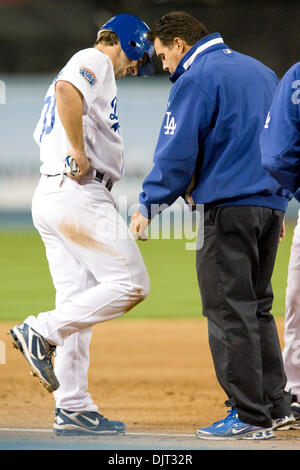 29. April 2010 - Los Angeles, Kalifornien, USA - 29. April 2010: Dodger Direktor der medizinischen Leistungen und Head Athletic Trainer Stan Conte (R) behandelt dritte Baseman Blake DeWitt (33), nachdem er durch eine Russell Martin Linie fahren am Bein getroffen wurde. Die Pittsburgh Pirates besiegten die Los Angeles Dodgers, 2-0, im Dodger Stadium in Los Angeles, Kalifornien.  . Obligatorische Credit: Andrew Fielding / Stockfoto