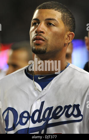 6. Mai 2010 - Los Angeles, Kalifornien, USA - 6. Mai 2010: Los Angeles Dodgers Center Fielder Xavier Paul (30) steht stramm für God Bless America während der siebten Inning-Stretch. Die Los Angeles Dodgers schlagen die Milwaukee Brewers auf eine Andre Ethier Walkoff Grand-slam-7-4, im Dodger Stadium in Los Angeles, Kalifornien zu gewinnen.  . Obligatorische Credit: Andrew Fielding / Southcreek Stockfoto