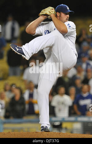 6. Mai 2010 - Los Angeles, Kalifornien, USA - 6. Mai 2010: Los Angeles Dodgers Entlastung Krug Jonathan Broxton (51) aufgezeichnet eine durchgebrannte speichern und den Sieg, wie er den neunten Inning aufgeschlagen. Die Los Angeles Dodgers schlagen die Milwaukee Brewers auf eine Andre Ethier Walkoff Grand-slam-7-4, im Dodger Stadium in Los Angeles, Kalifornien zu gewinnen.  . Obligatorische Credit: Andrew Fielding / Southcreek Stockfoto