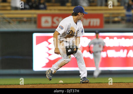 6. Mai 2010 - Los Angeles, Kalifornien, USA - 6. Mai 2010: Los Angeles Dodgers zweiter Basisspieler Blake DeWitt (33) sucht nach einem Ball, der zwischen seinen Beinen nach Wimper es hinunter in das Infield zu halten ist. Die Los Angeles Dodgers schlagen die Milwaukee Brewers auf eine Andre Ethier Walkoff Grand-slam-7-4, im Dodger Stadium in Los Angeles, Kalifornien zu gewinnen.  . Obligatorische Credit: Andrew Fieldi Stockfoto