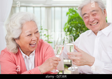 Älteres Paar, toasten zum Jubiläum Stockfoto