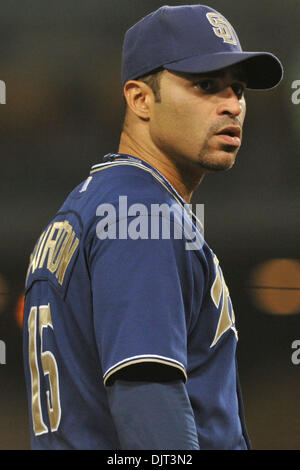 20. Mai 2010 - Los Angeles, Kalifornien, USA - 20. Mai 2010: San Diego Padres Shortstop Jerry Hairston Jr. (15) im Spielgeschehen. Die Los Angeles Dodgers besiegt den San Diego Padres mit einem Score von 4-1, im Dodger Stadium in Los Angeles, Kalifornien... Obligatorische Credit: Andrew Fielding / Southcreek Global (Kredit-Bild: © Andrew Fielding/Southcreek Global/ZUMApress.com) Stockfoto