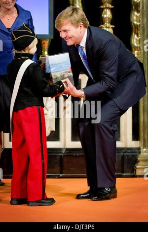 Amsterdam, Niederlande. 29. November 2013. König Willem-Alexander der Niederlande erhält den ersten Satz von Biographien der ehemaligen Könige Willem I, Willem II Tilburg und Willem II einer der Nieuwe Kerk in Amsterdam, Niederlande, 29. November 2013. Die Bücher sind geschrieben von Jeroen Koch (Willem ich), Jeroen van Zanten (Willem II) und Dik van der Meulen (Willem III). Die Bücher werden anlässlich der Feierlichkeiten der 200 Jahre Königreich der Niederlande Finanzierung veröffentlicht. Foto: Patrick van Katwijk, Niederlande und Frankreich OUT/Dpa/Alamy Live News Stockfoto