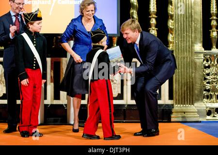 Amsterdam, Niederlande. 29. November 2013. König Willem-Alexander der The Netherlands (R) erhält die erste Reihe von Biographien der ehemaligen Könige Willem I, Willem II Tilburg und Willem II einer der Nieuwe Kerk in Amsterdam, Niederlande, 29. November 2013. Die Bücher sind geschrieben von Jeroen Koch (Willem ich), Jeroen van Zanten (Willem II) und Dik van der Meulen (Willem III). Die Bücher werden anlässlich der Feierlichkeiten der 200 Jahre Königreich der Niederlande Finanzierung veröffentlicht. Foto: Patrick van Katwijk, Niederlande und Frankreich OUT/Dpa/Alamy Live News Stockfoto