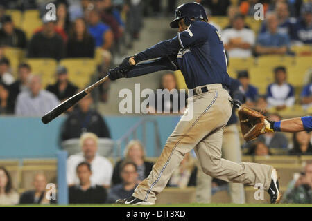 20. Mai 2010 - Los Angeles, Kalifornien, USA - 20. Mai 2010: San Diego Padres Shortstop Jerry Hairston Jr. (15) Singles im neunten Inning aus zu führen. Die Los Angeles Dodgers besiegt den San Diego Padres mit einem Score von 4-1, im Dodger Stadium in Los Angeles, Kalifornien... Obligatorische Credit: Andrew Fielding / Southcreek Global (Kredit-Bild: © Andrew Fielding/Southcreek Global/ZUMApres Stockfoto
