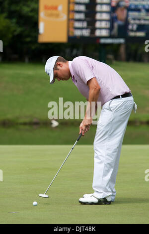 29. Mai 2010 - Fort Worth, Texas, USA - 29. Mai 2010: Jeff Overton am 13. Loch im Crowne Plaza Invitational im Colonial putts. Das Crowne Plaza dritte Runde im Colonial Country Club in Fort Worth, Texas Credit spielte: Andrew Dieb / Southcreek Global (Credit-Bild: © Andrew Dieb/Southcreek Global/ZUMApress.com) Stockfoto