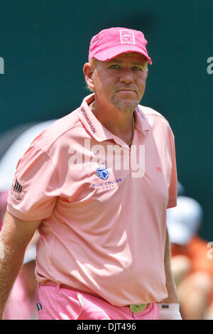 29. Mai 2010 - Fort Worth, Texas, USA - 29. Mai 2010: John Daly geht ab dem 13. grün bei Crowne Plaza Invitational im Colonial. Das Crowne Plaza dritte Runde im Colonial Country Club in Fort Worth, Texas Credit spielte: Andrew Dieb / Southcreek Global (Credit-Bild: © Andrew Dieb/Southcreek Global/ZUMApress.com) Stockfoto