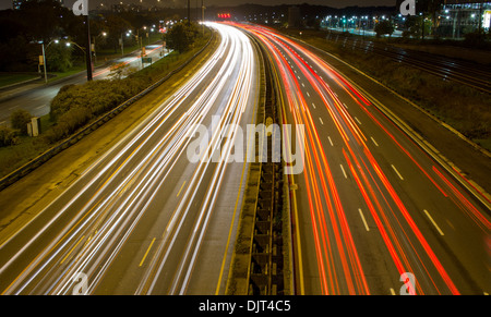 Lichtspur auf einem stark frequentierten Autobahn Stockfoto