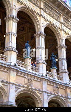 Außenseite der Wiener Oper, Wien, Österreich, Mitteleuropa Stockfoto