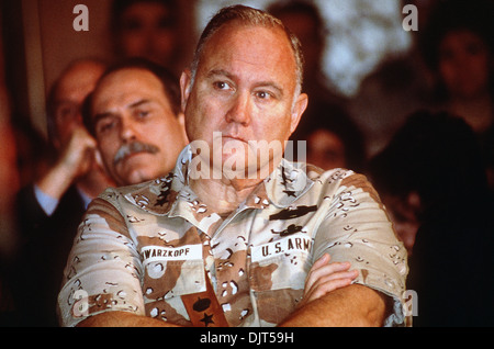 US-Gen H. Norman Schwarzkopf, Oberbefehlshaber des Central Command, hört Verteidigungsminister Richard Cheney Beantwortung von Fragen aus den Medien im Rahmen einer Pressekonferenz 10. Februar 1991 in Riyadh, Saudi Arabien. Stockfoto