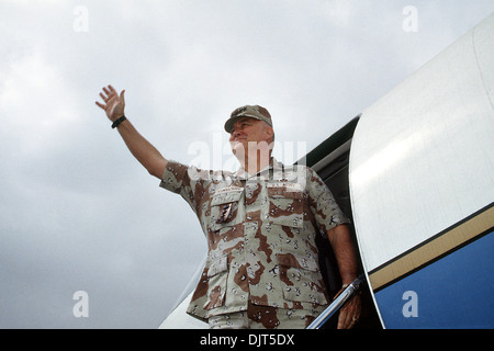 US-Gen H. Norman Schwarzkopf, Oberbefehlshaber des Central Command, Wellen, um Truppen als He Abflüge 20. April 1991 in Riyadh, Saudi Arabien. Stockfoto