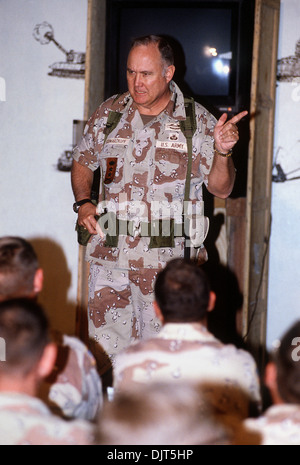 US-General Norman Schwarzkopf, Oberbefehlshaber, US Central Command, richtet sich an Mitglieder der 24. Infanterie-Division 1. Januar 1992 in Kuwait-Stadt, Kuwait. Schwarzkopf ist der Besuch alliierter Einheiten, die an der Operation Desert Storm teilnahmen. Stockfoto