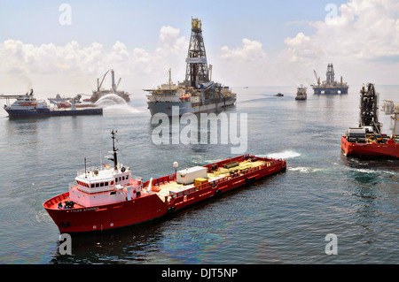 Schiffen und Bohrinseln Discoverer Enterprise Umgebung, wie es Öl erholt sich von der Deepwater Horizon Bohren Seite 15. Juni 2010 im Golf von Mexiko. Die Spill gilt als die größte versehentliche marine Ölpest in der Geschichte der Erdöl-Industrie. Stockfoto