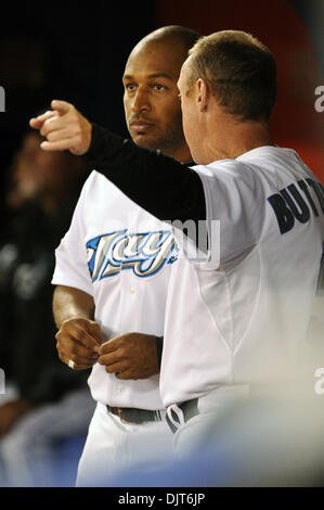 16. April 2010 - Toronto, Ontario, Kanada - 16. April 2010: Toronto Blue Jays Center Fielder Vernon Wells (10) und 3. base Coach Brian Butterfield (55) Dinge besprechen auf der Trainerbank im Rogers Centre in Toronto, Ontario. (Kredit-Bild: © Adrian Gauthier/Southcreek Global/ZUMApress.com) Stockfoto