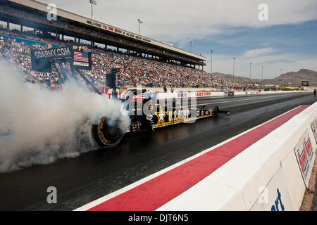 18. April 2010 - Las Vegas, Nevada, USA - 18. April 2010: NHRA Top Fuel Fahrer Tony Schumacher von der US-Armee Dragster während den SummitRacing.com NHRA Nationals in The Strip in Las Vegas Motor Speedway, Las Vegas, Nevada statt. (Kredit-Bild: © Matt Gdowski/Southcreek Global/ZUMApress.com) Stockfoto