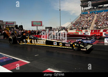 18. April 2010 - Las Vegas, Nevada, USA - 18. April 2010: NHRA Top Fuel Fahrer Tony Schumacher von der US-Armee Dragster während den SummitRacing.com NHRA Nationals in The Strip in Las Vegas Motor Speedway, Las Vegas, Nevada statt. (Kredit-Bild: © Matt Gdowski/Southcreek Global/ZUMApress.com) Stockfoto