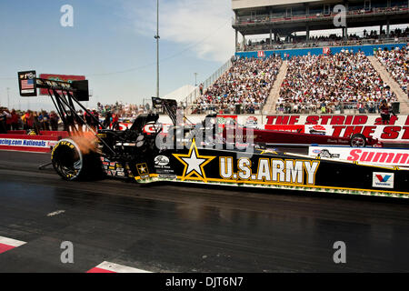 18. April 2010 - Las Vegas, Nevada, USA - 18. April 2010: NHRA Top Fuel Fahrer Tony Schumacher von der US-Armee Dragster während den SummitRacing.com NHRA Nationals in The Strip in Las Vegas Motor Speedway, Las Vegas, Nevada statt. (Kredit-Bild: © Matt Gdowski/Southcreek Global/ZUMApress.com) Stockfoto