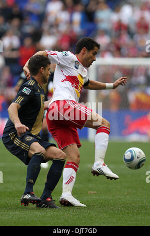 Red Bulls F Juan Pablo Angel (#9) hält den Ball von Philadelphia Union Verteidiger Cristian Arrieta (#26). Die Red Bulls besiegten Philidelphia Union 2: 1 im Spiel auf Red Bull Arena in Harrison, New Jersey statt. (Kredit-Bild: © Anthony Gruppuso/Southcreek Global/ZUMApress.com) Stockfoto