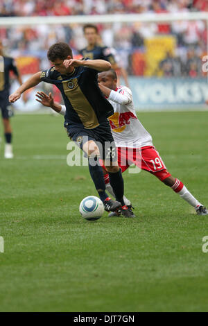 Philadelphia Union Verteidiger Cristian Arrieta (#26) hält Red Bulls F-M Dane Richards (#19) auf dem Ball.  Die Red Bulls besiegten Philidelphia Union 2: 1 im Spiel auf Red Bull Arena in Harrison, New Jersey statt. (Kredit-Bild: © Anthony Gruppuso/Southcreek Global/ZUMApress.com) Stockfoto