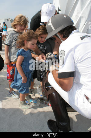 25. April 2010 - South Beach, Florida, USA - 25 April: AMG Nr. 3 Nacho Figueras.  Hublot besiegte AMG 11-9 an der 2010 AMG Miami Beach Herren Polo World Cup Finale im Setai Hotel South Beach, Florida. Obligatorische Credit: Aaron Gilbert / Southcreek Global (Kredit-Bild: © Aaron Gilbert/Southcreek Global/ZUMApress.com) Stockfoto