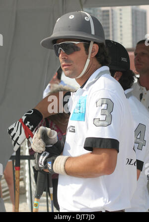 25. April 2010 - South Beach, Florida, USA - 25 April: AMG Nr. 3 Nacho Figueras.  Hublot besiegte AMG 11-9 an der 2010 AMG Miami Beach Herren Polo World Cup Finale im Setai Hotel South Beach, Florida. Obligatorische Credit: Aaron Gilbert / Southcreek Global (Kredit-Bild: © Aaron Gilbert/Southcreek Global/ZUMApress.com) Stockfoto