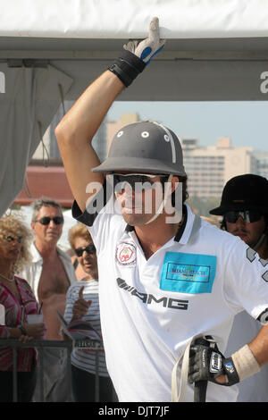 25. April 2010 - South Beach, Florida, USA - 25 April: AMG Nr. 3 Nacho Figueras.  Hublot besiegte AMG 11-9 an der 2010 AMG Miami Beach Herren Polo World Cup Finale im Setai Hotel South Beach, Florida. Obligatorische Credit: Aaron Gilbert / Southcreek Global (Kredit-Bild: © Aaron Gilbert/Southcreek Global/ZUMApress.com) Stockfoto