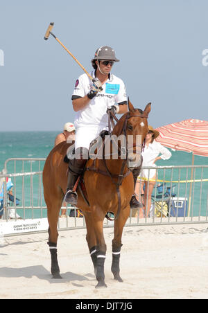 25. April 2010 - South Beach, Florida, USA - 25 April: AMG Nr. 3 Nacho Figueras.  Hublot besiegte AMG 11-9 an der 2010 AMG Miami Beach Herren Polo World Cup Finale im Setai Hotel South Beach, Florida. Obligatorische Credit: Aaron Gilbert / Southcreek Global (Kredit-Bild: © Aaron Gilbert/Southcreek Global/ZUMApress.com) Stockfoto