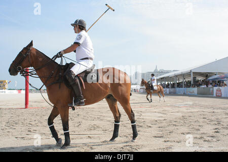 25. April 2010 - South Beach, Florida, USA - 25 April: AMG Nr. 3 Nacho Figueras.  Hublot besiegte AMG 11-9 an der 2010 AMG Miami Beach Herren Polo World Cup Finale im Setai Hotel South Beach, Florida. Obligatorische Credit: Aaron Gilbert / Southcreek Global (Kredit-Bild: © Aaron Gilbert/Southcreek Global/ZUMApress.com) Stockfoto